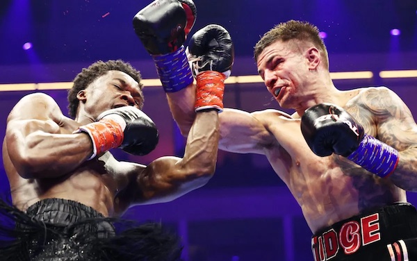 Mason se convierte en campeón en dura batalla con Noakes