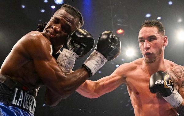 Steve Butler apaga el avance de Stephane Fondjo.