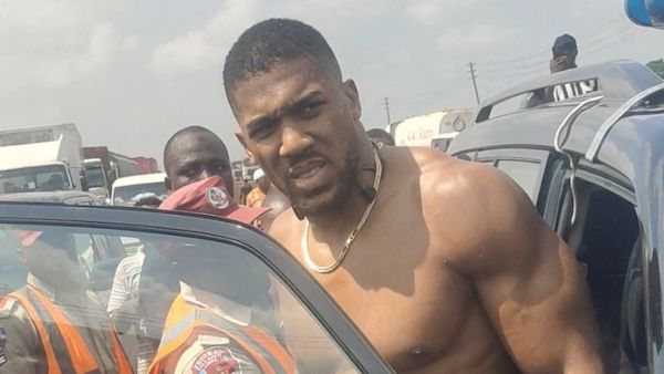 Anthony Joshua estable tras accidente en Nigeria.