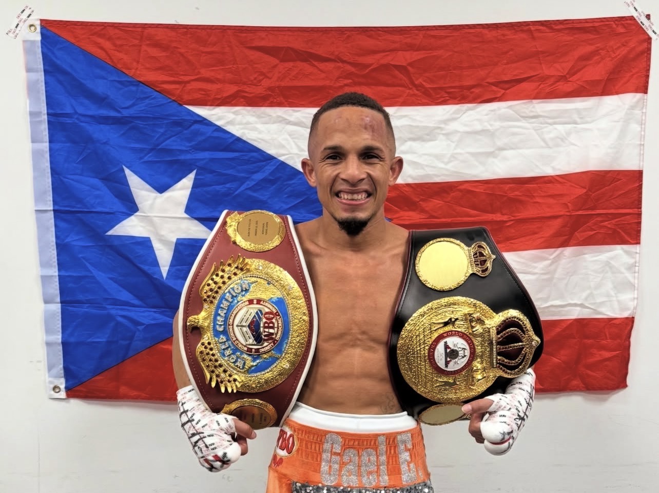 René Santiago unificó los títulos minimosca WBA y WBO