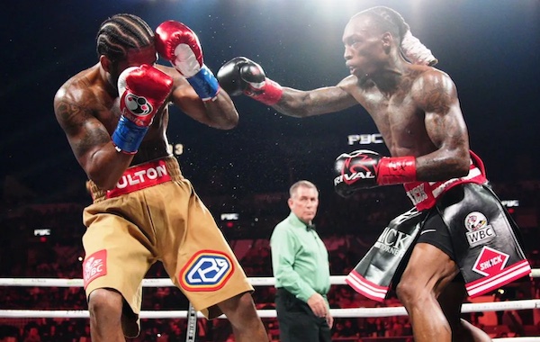 Foster venció a Fulton por decisión.