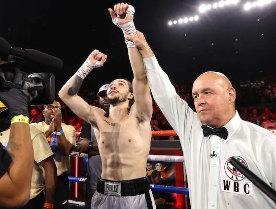 Nico Ali Walsh vence por decisión