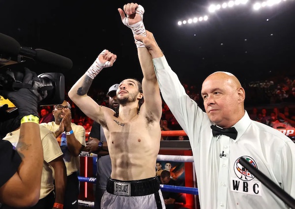 Nico Ali Walsh vence por decisión