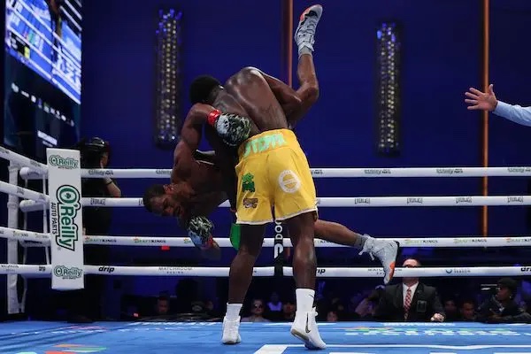 Khalil Coe salio victorioso con mas sombras que luces.