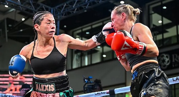 Alexis Araiza Mones sorprende a Ebanie Bridges.