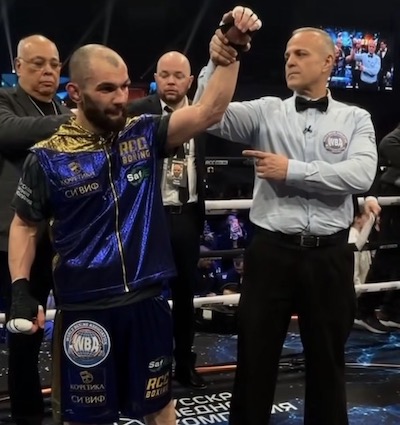 Elnur Samedov detiene a John Lenon en Chelyabinsk