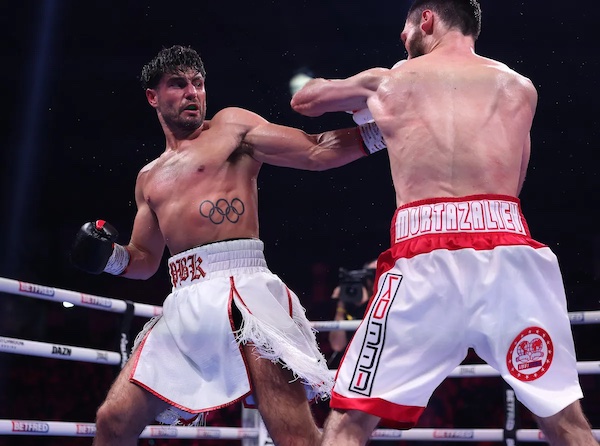 Josh Kelly destronó a Bakhram Murtazaliev.