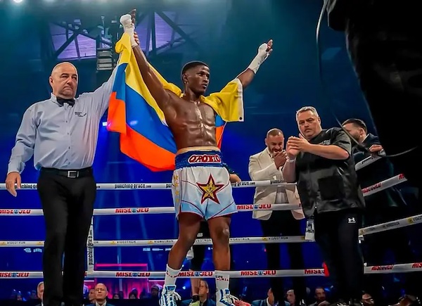 Colombiano Jhon Orobio fulmina a Yomar Alamo.