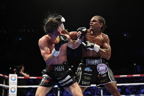 Gerome Warburton venció por decisión a Nathan Heaney