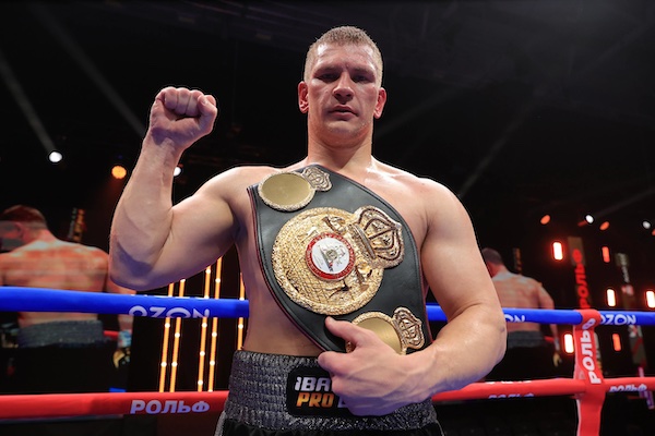 Artem Suslenkov arrolla a Artur Mann en tres asaltos. Suslenkov arrolla a Artur Mann en tres asaltos.