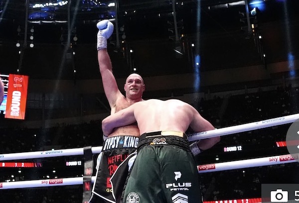 Fury domina a Makhmudov y reta a Joshua.