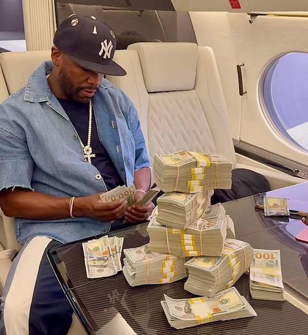 Floyd Mayweather introduce nueva demanda