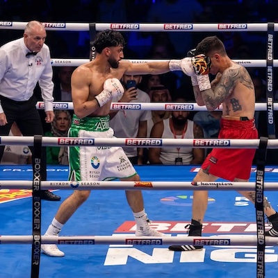 Adam Azim detuvo a Steve Claggett en tres asaltos