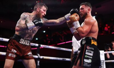Conah Walker detiene a Sam Eggington  