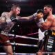 Conah Walker detiene a Sam Eggington  