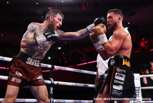Conah Walker detiene a Sam Eggington  