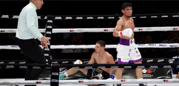 Akhmadaliev reaparece con TKO sobre Mosqueda.