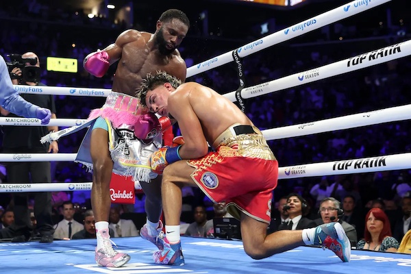 Ennis destronó a Zayas en dura batalla