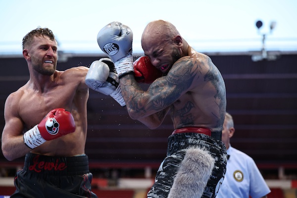 Lewis Edmondson derrota a Lyndon Arthur.