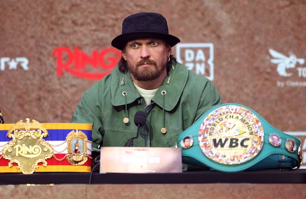 Oleksandr Usyk deja acéfalo el peso pesado