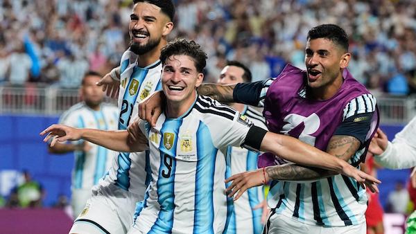 Argentina liquidó a Suiza en la prórroga para avanzar a semifinales.