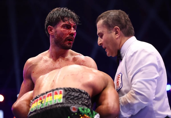 Josh Kelly sobrevive a una guerra con Agyarko  