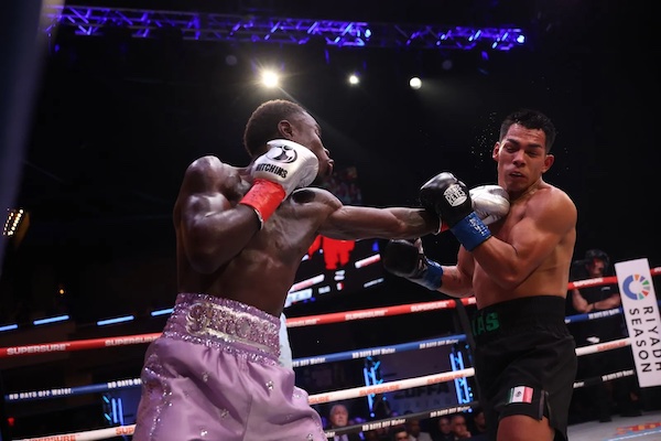Richardson Hitchins debuta con autoridad en Zuffa Boxing.