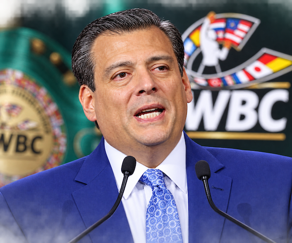 WBC le pide a Noel Mikaelian que se defina.