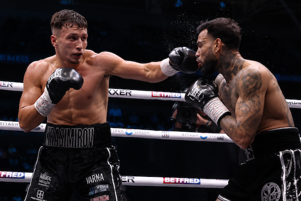 Ashlee Eales acaba con el invicto de Diego Krasimirov en Leeds.