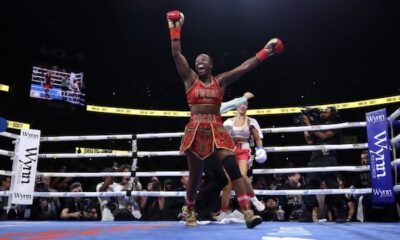 Claressa Shields noqueó a Kaye Scott y recuperó dos títulos mundiales.