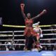 Claressa Shields noqueó a Kaye Scott y recuperó dos títulos mundiales.