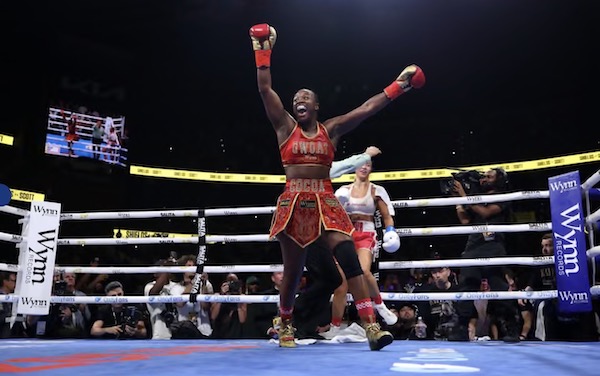 Claressa Shields noqueó a Kaye Scott y recuperó dos títulos mundiales.