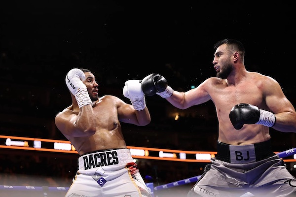 Bakhodir Jalolov derriba a Solomon Dacres y conserva su invicto.
