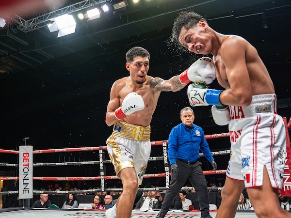 Kevin Antón asfixia a Freudis Rojas y se lleva la decisión