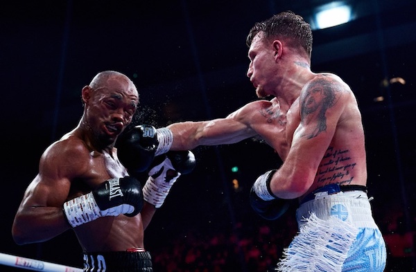 Dalton Smith vence a Alberto Puello en una cerrada decisión 